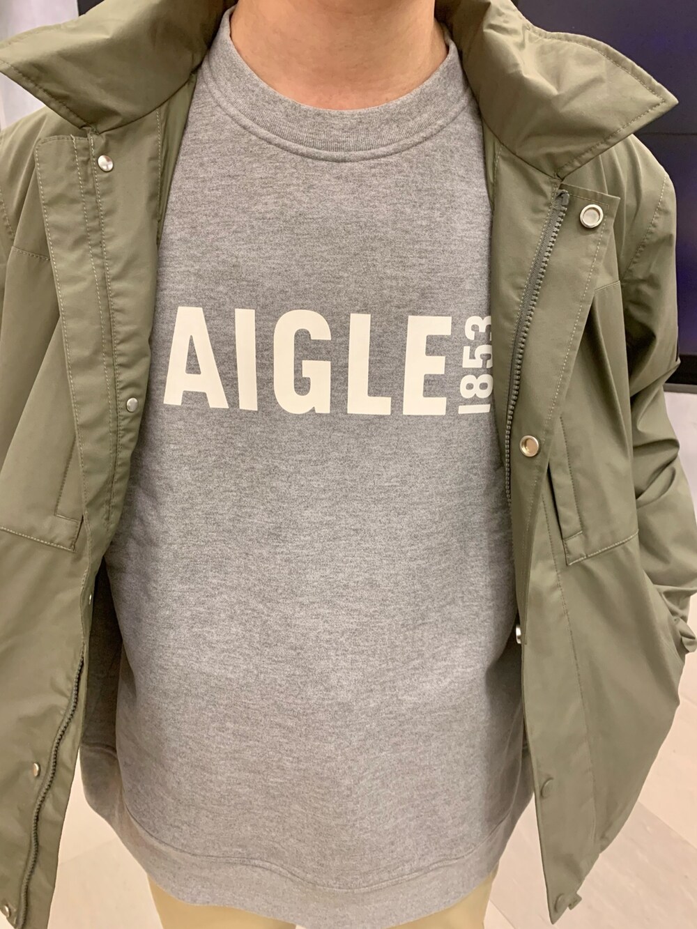 「シンプル」｜「AIGLEのロゴプリントクルーネックスウェットシャツ（スウェット、グレー系）」を使った、Hajimeさん（メンズ・171cm）の冬コーディネートの3枚目の写真