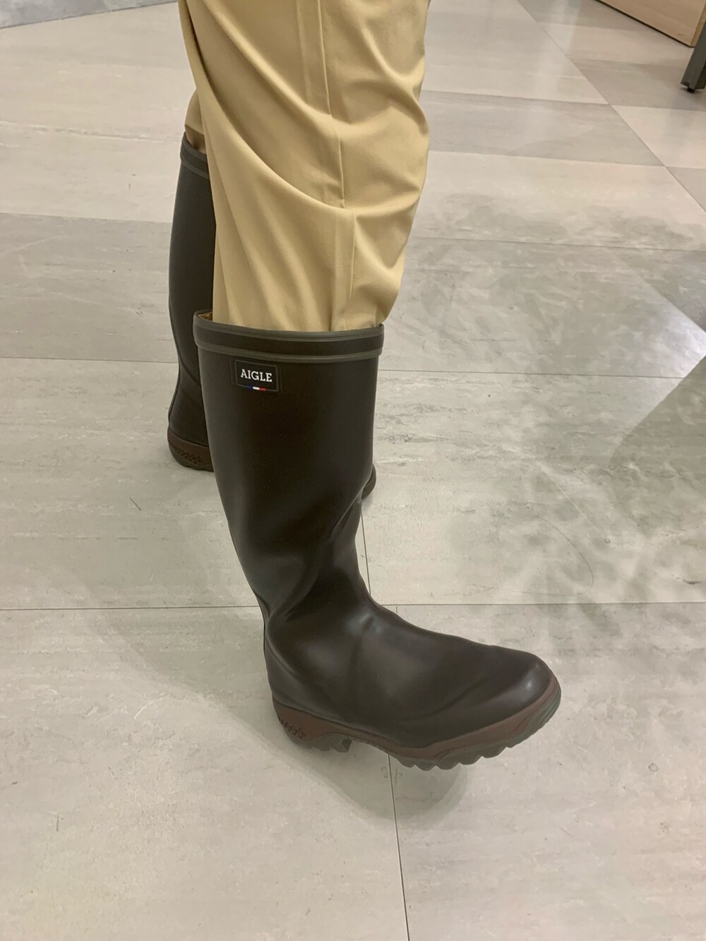「シンプル」｜「AIGLEのロゴプリントクルーネックスウェットシャツ（スウェット、グレー系）」を使った、Hajimeさん（メンズ・171cm）の冬コーディネートの5枚目の写真
