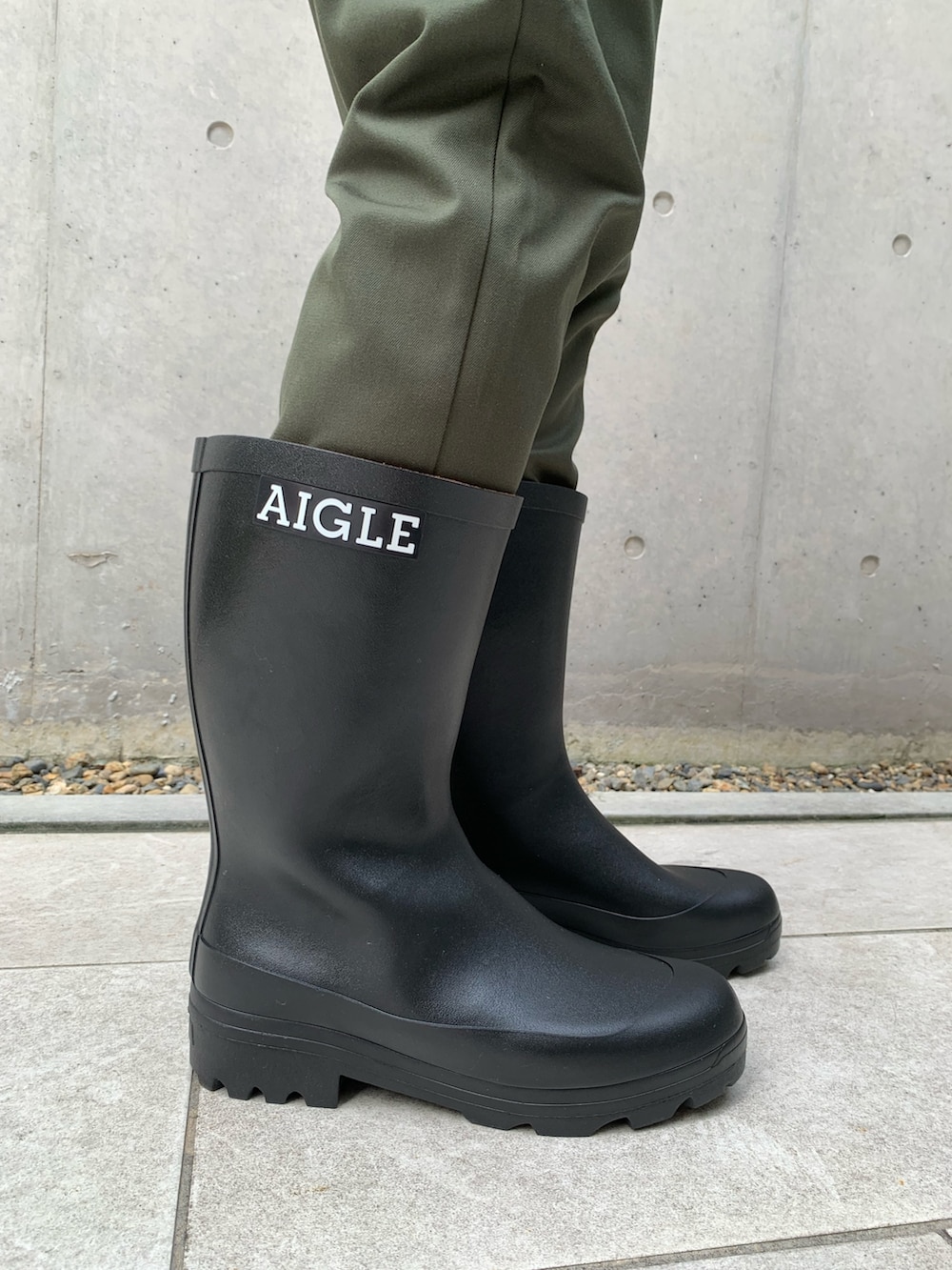 「ショルダーバッグ、ベスト、パーカー、秋のコーデ、オーバーサイズ、ニット帽」｜「AIGLEのフランネルパンツ（チノパンツ、グリーン系）」を使った、Hajimeさん（メンズ・171cm）の秋コーディネートの5枚目の写真
