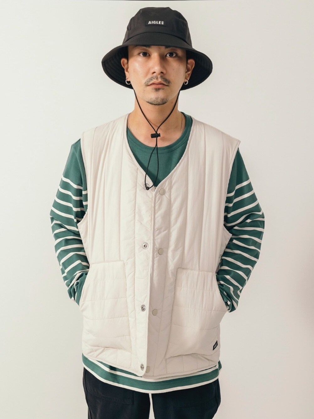「シンプルコーデ」｜「AIGLEのゴアテックス フーデッドフラップポケットジャケット（マウンテンパーカー、グリーン系）」を使った、Hajimeさん（メンズ・171cm）の冬コーディネートの4枚目の写真