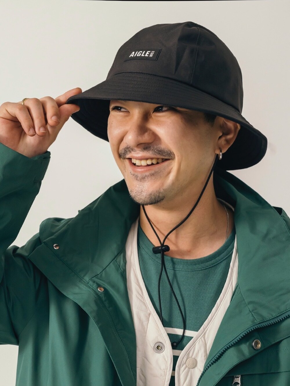 「シンプルコーデ」｜「AIGLEのゴアテックス フーデッドフラップポケットジャケット（マウンテンパーカー、グリーン系）」を使った、Hajimeさん（メンズ・171cm）の冬コーディネートの3枚目の写真