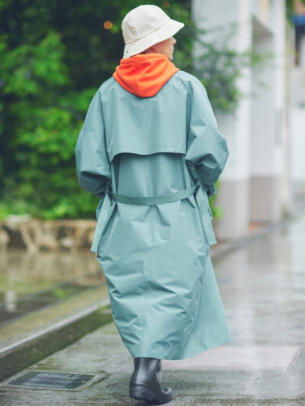 「AIGLE、トレンドカラー、green、差し色」｜「AIGLEのETUDES CAPSULE ゴアテックス トレンチ（ステンカラーコート、グリーン系）」を使った、Hajimeさん（メンズ・171cm）の夏コーディネートの3枚目の写真