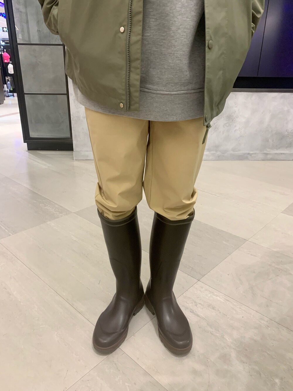「シンプル」｜「AIGLEのロゴプリントクルーネックスウェットシャツ（スウェット、グレー系）」を使った、Hajimeさん（メンズ・171cm）の冬コーディネートの4枚目の写真