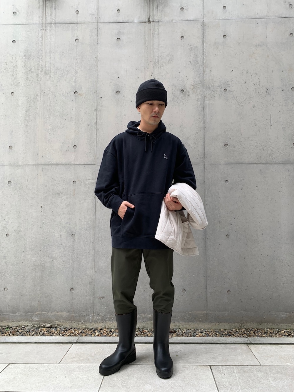 「ショルダーバッグ、ベスト、パーカー、秋のコーデ、オーバーサイズ、ニット帽」｜「AIGLEのフランネルパンツ（チノパンツ、グリーン系）」を使った、Hajimeさん（メンズ・171cm）の秋コーディネートの3枚目の写真
