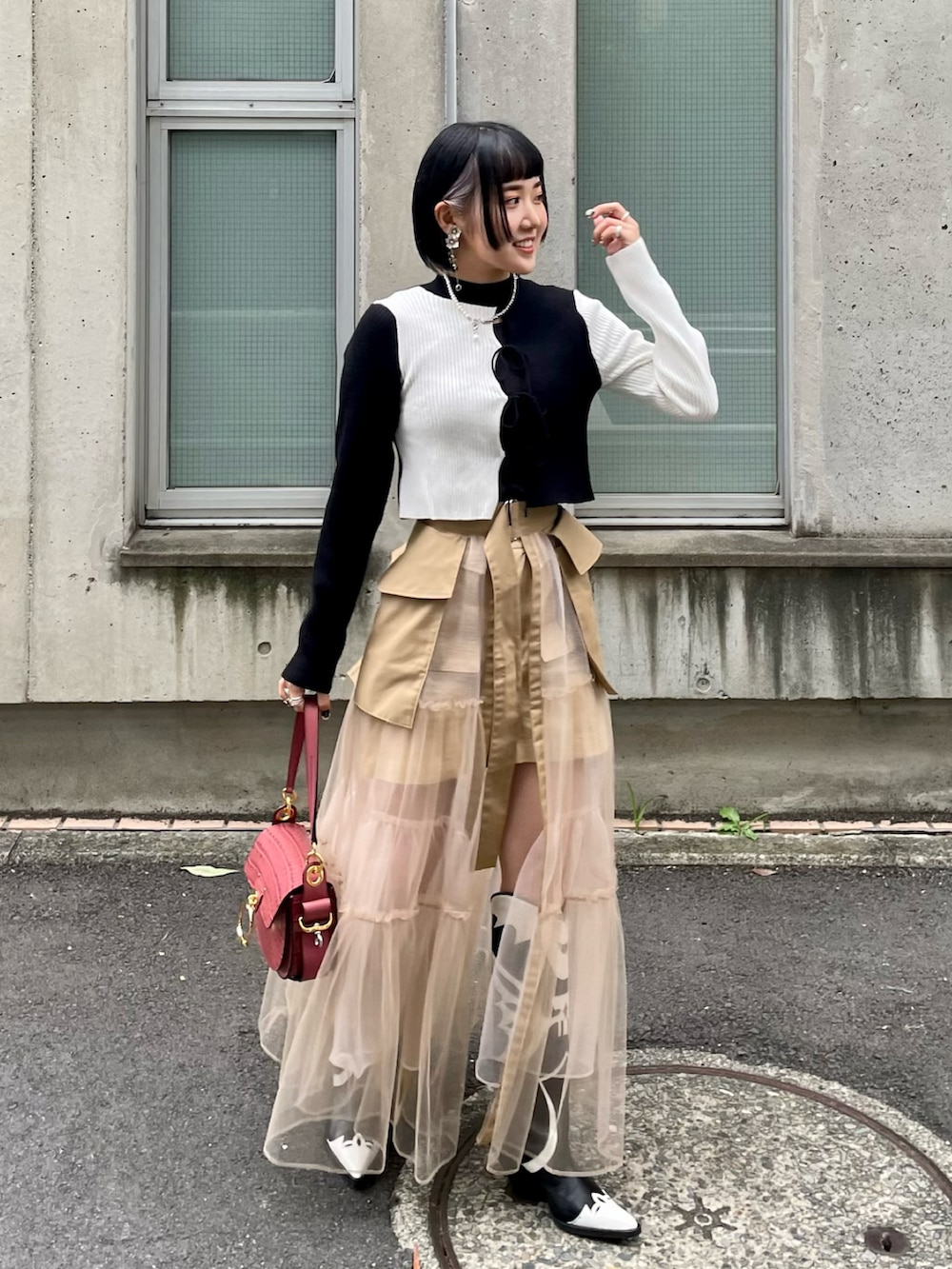 「秋服コーデ、休日コーデ、秋のコーデ、スカート、チュールスカート、モノトーン×ベージュ、モノトーン、ウエスタンブーツ、ブーツ、ロングブーツ、低身長、低身長コーデ」｜「ZARAのアイテム（ニット/セーター、その他）」を使った、Wakanaさん（レディース・151cm）の秋コーディネートの2枚目の写真