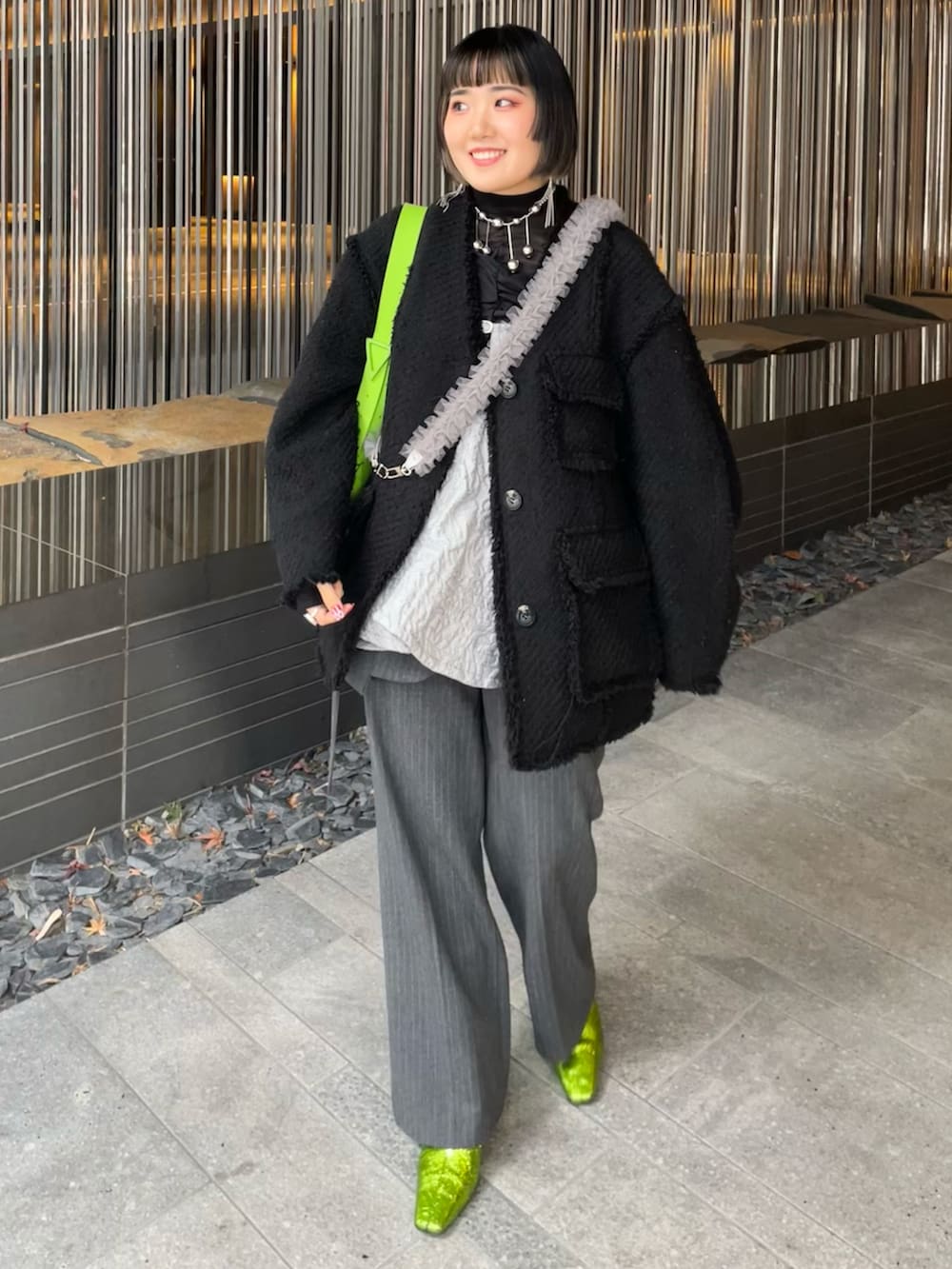 グレー系のその他パンツ、グリーン系のブーツ、グレー系のその他トップスを着用したレディースの冬コーディネートの4枚目の写真