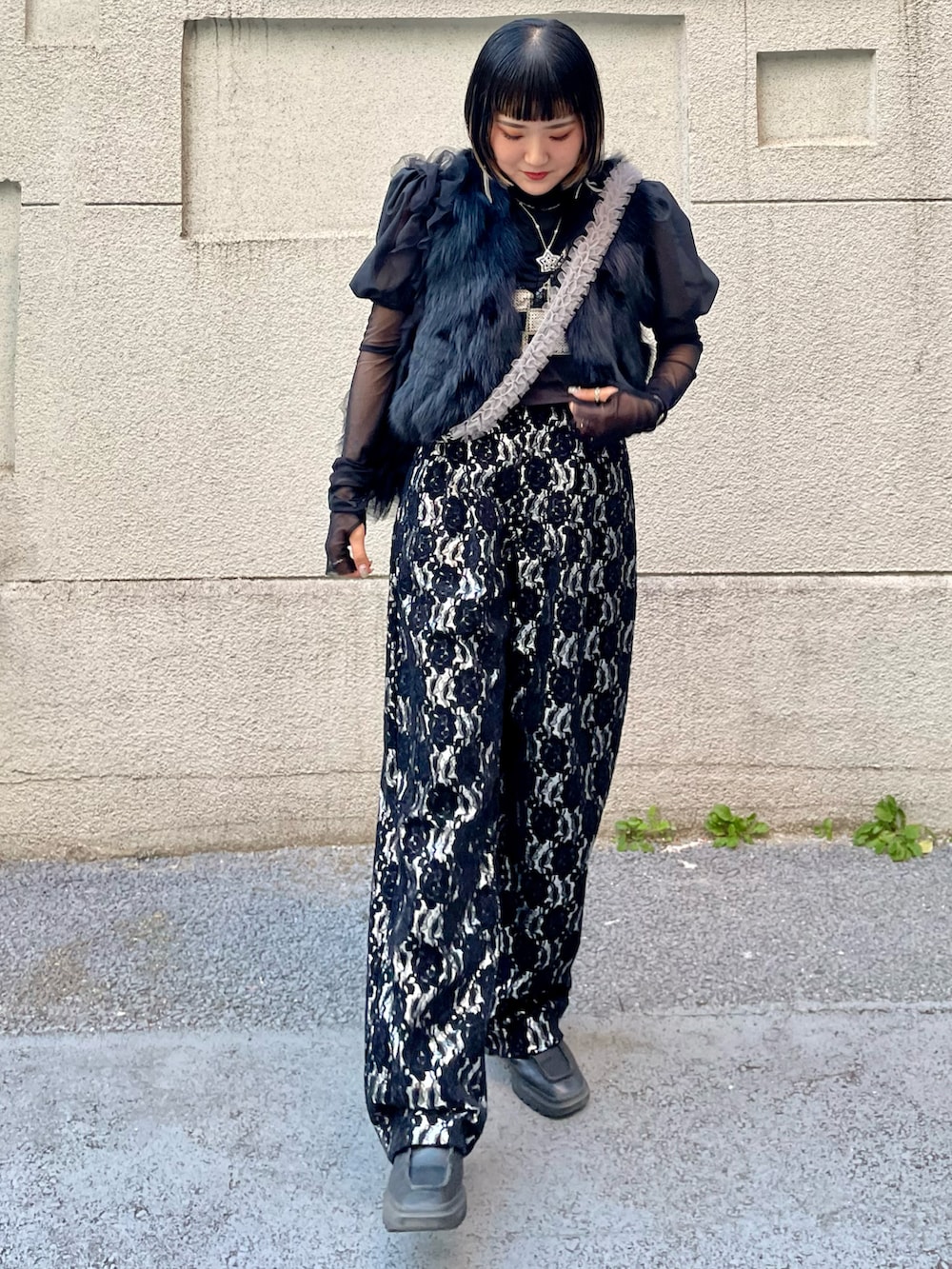 ブラック系のハンドバッグ、ブラック系のブーツ、ブラック系のその他パンツを着用したレディースの冬コーディネートの2枚目の写真