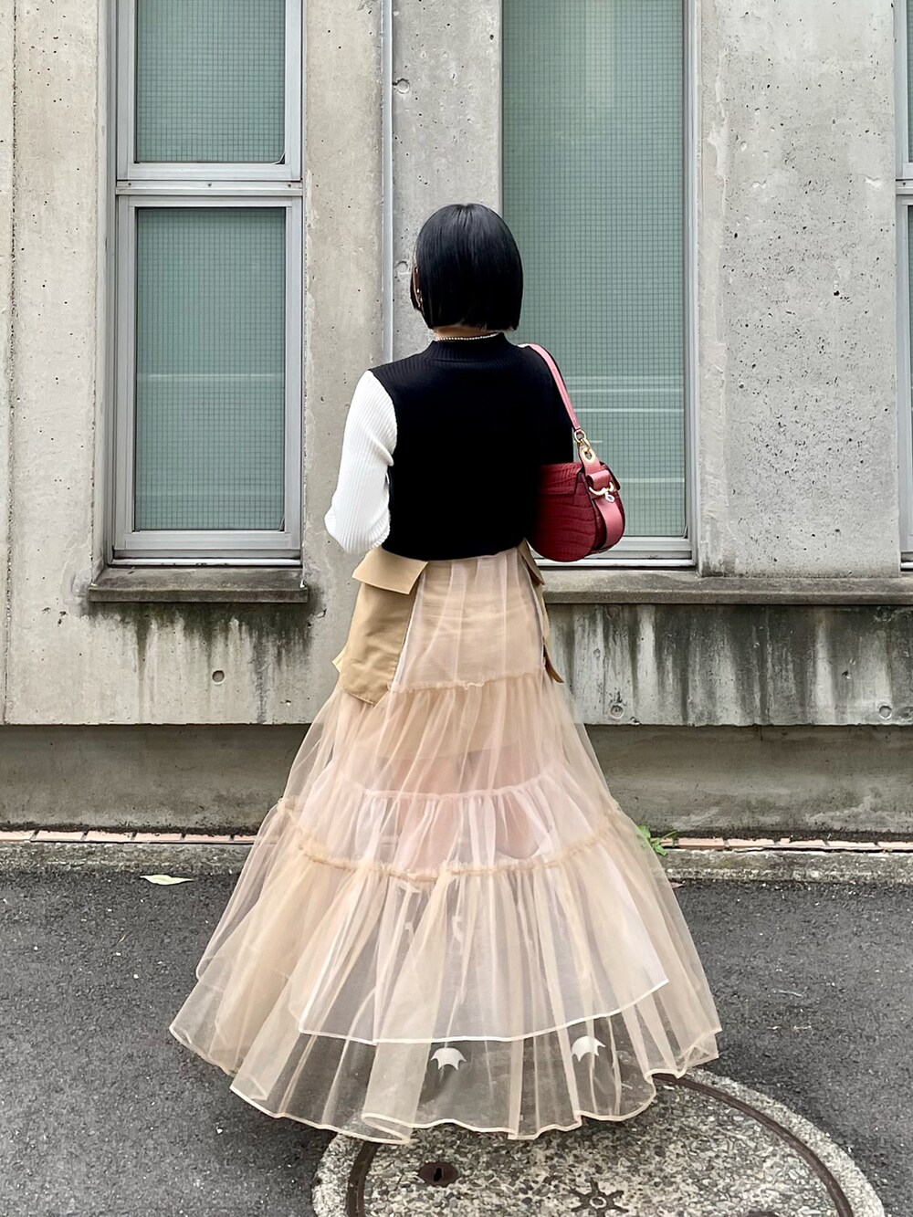 「秋服コーデ、休日コーデ、秋のコーデ、スカート、チュールスカート、モノトーン×ベージュ、モノトーン、ウエスタンブーツ、ブーツ、ロングブーツ、低身長、低身長コーデ」｜「ZARAのアイテム（ニット/セーター、その他）」を使った、Wakanaさん（レディース・151cm）の秋コーディネートの4枚目の写真