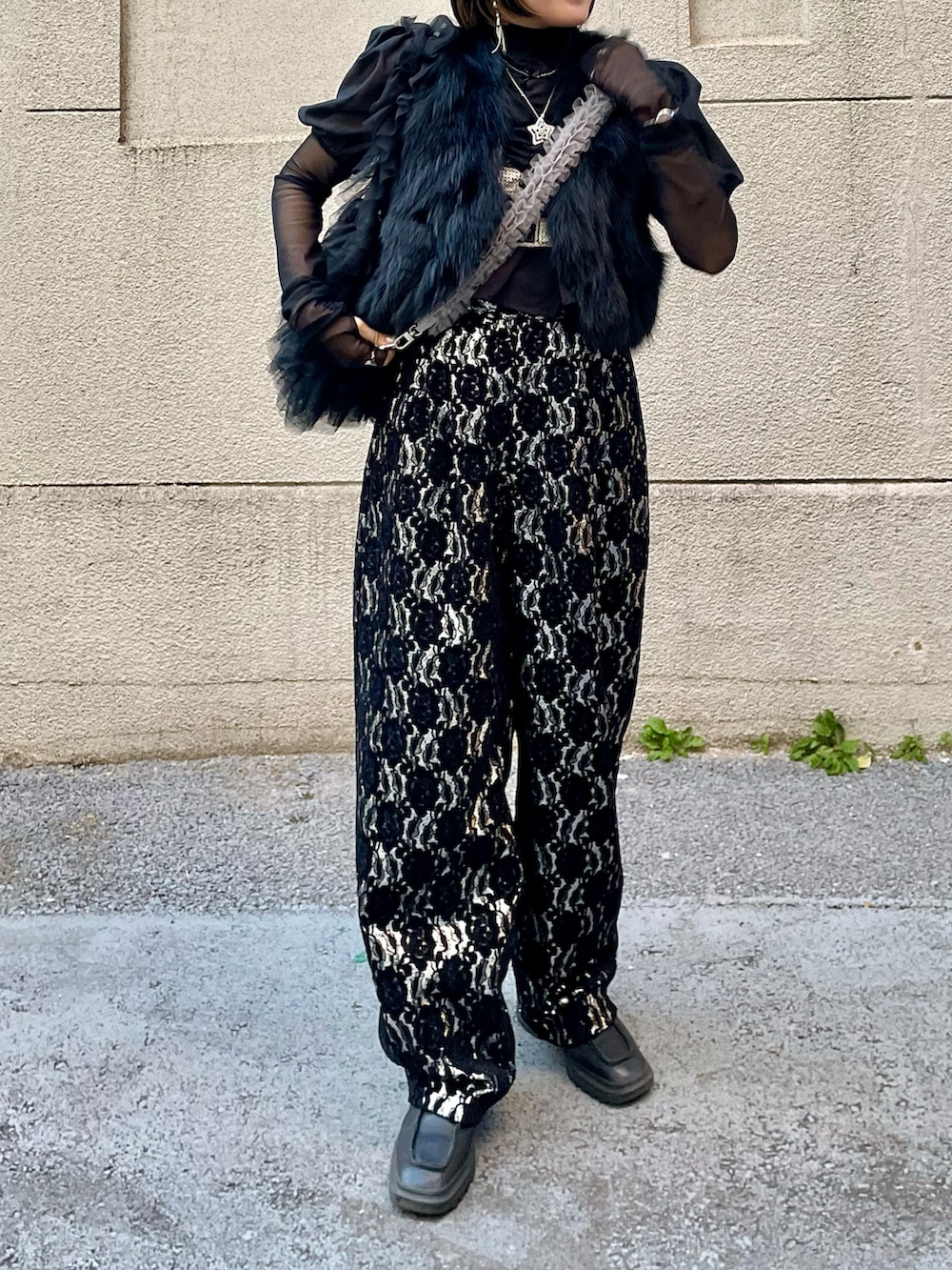 ブラック系のハンドバッグ、ブラック系のブーツ、ブラック系のその他パンツを着用したレディースの冬コーディネートの5枚目の写真