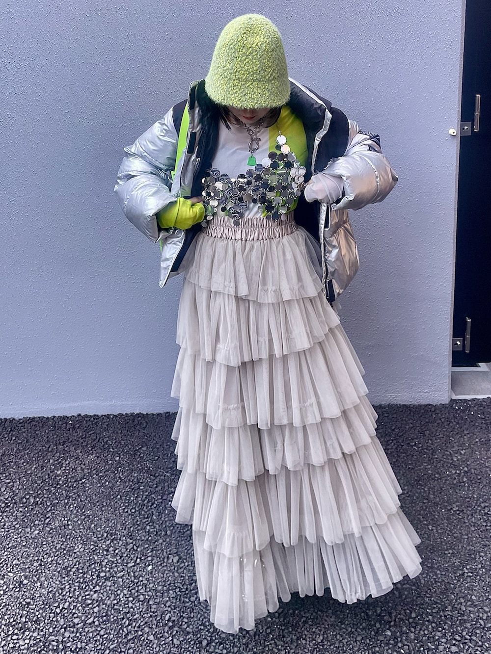 ベージュ系のスカート、シルバー系のダウンジャケット/コート、シルバー系のその他トップスを着用したレディースの春コーディネートの4枚目の写真