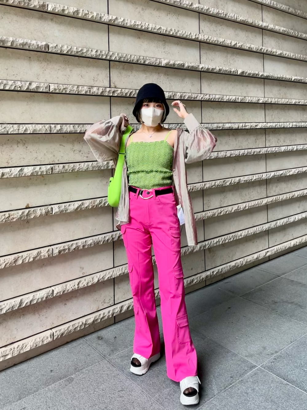 ホワイト系のサンダル、ピンク系のカーゴパンツ、グリーン系のキャミソールを着用したレディースの夏コーディネートの4枚目の写真