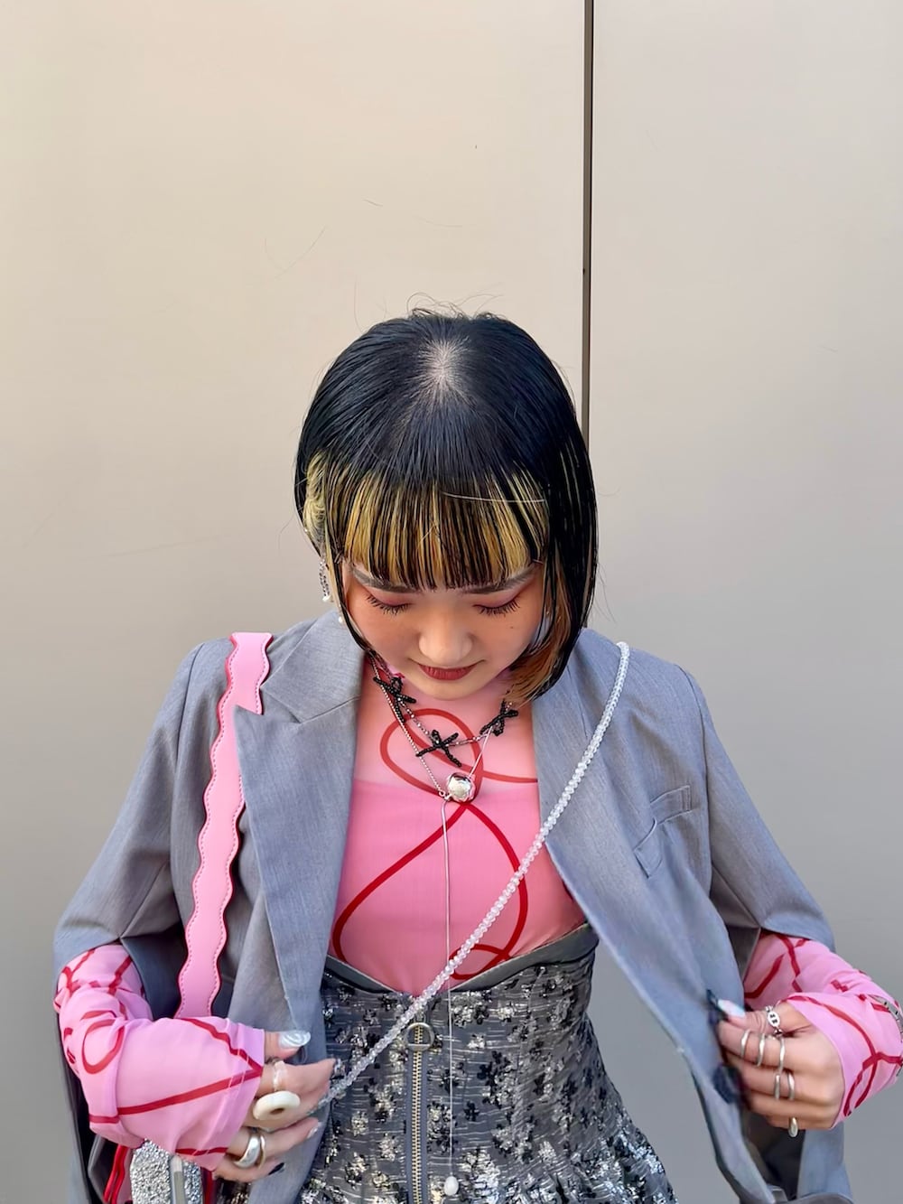 シルバー系のワンピース、その他のパンプス、ピンク系のトップスを着用したレディースの春コーディネートの5枚目の写真