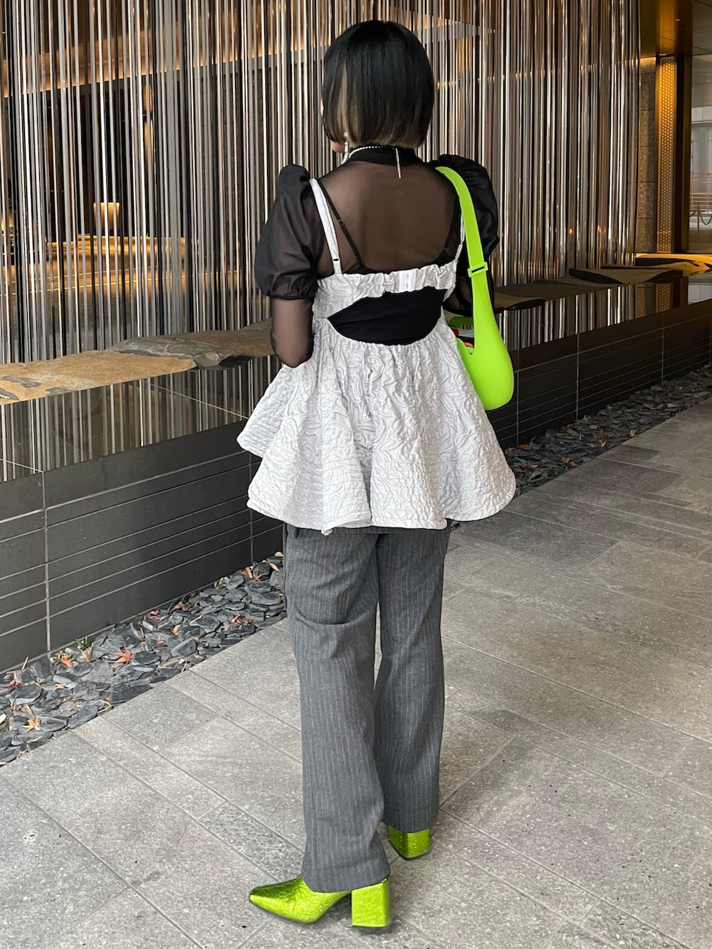 グレー系のその他パンツ、グリーン系のブーツ、グレー系のその他トップスを着用したレディースの冬コーディネートの3枚目の写真