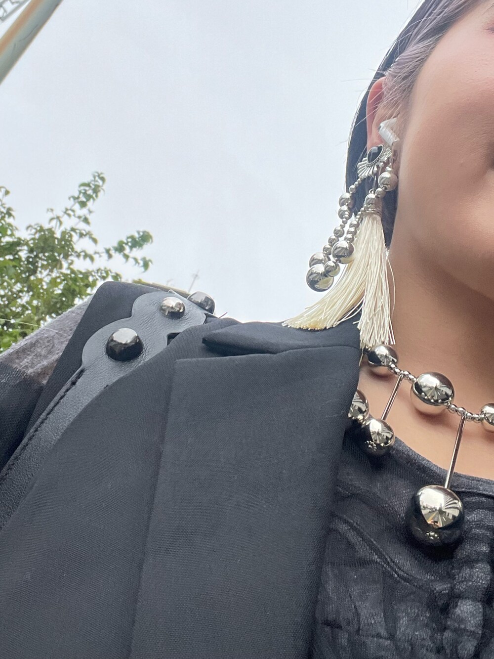 ブラック系のテーラードジャケット、ブラック系のハンドバッグ、グレー系のTシャツ/カットソーを着用したレディースの秋コーディネートの5枚目の写真