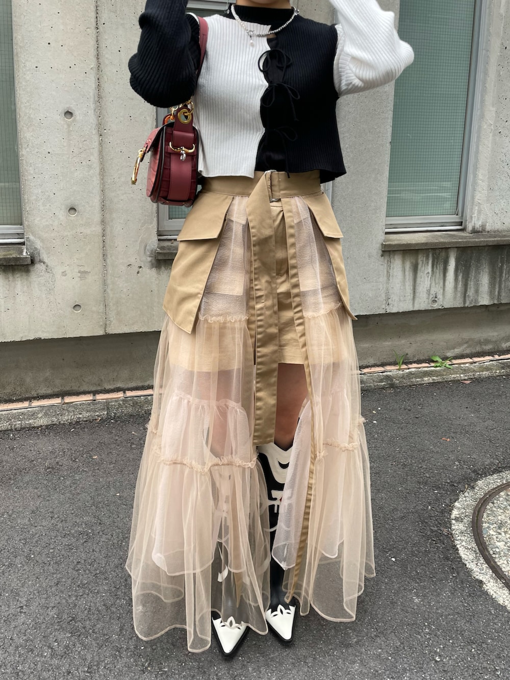 「秋服コーデ、休日コーデ、秋のコーデ、スカート、チュールスカート、モノトーン×ベージュ、モノトーン、ウエスタンブーツ、ブーツ、ロングブーツ、低身長、低身長コーデ」｜「ZARAのアイテム（ニット/セーター、その他）」を使った、Wakanaさん（レディース・151cm）の秋コーディネートの5枚目の写真
