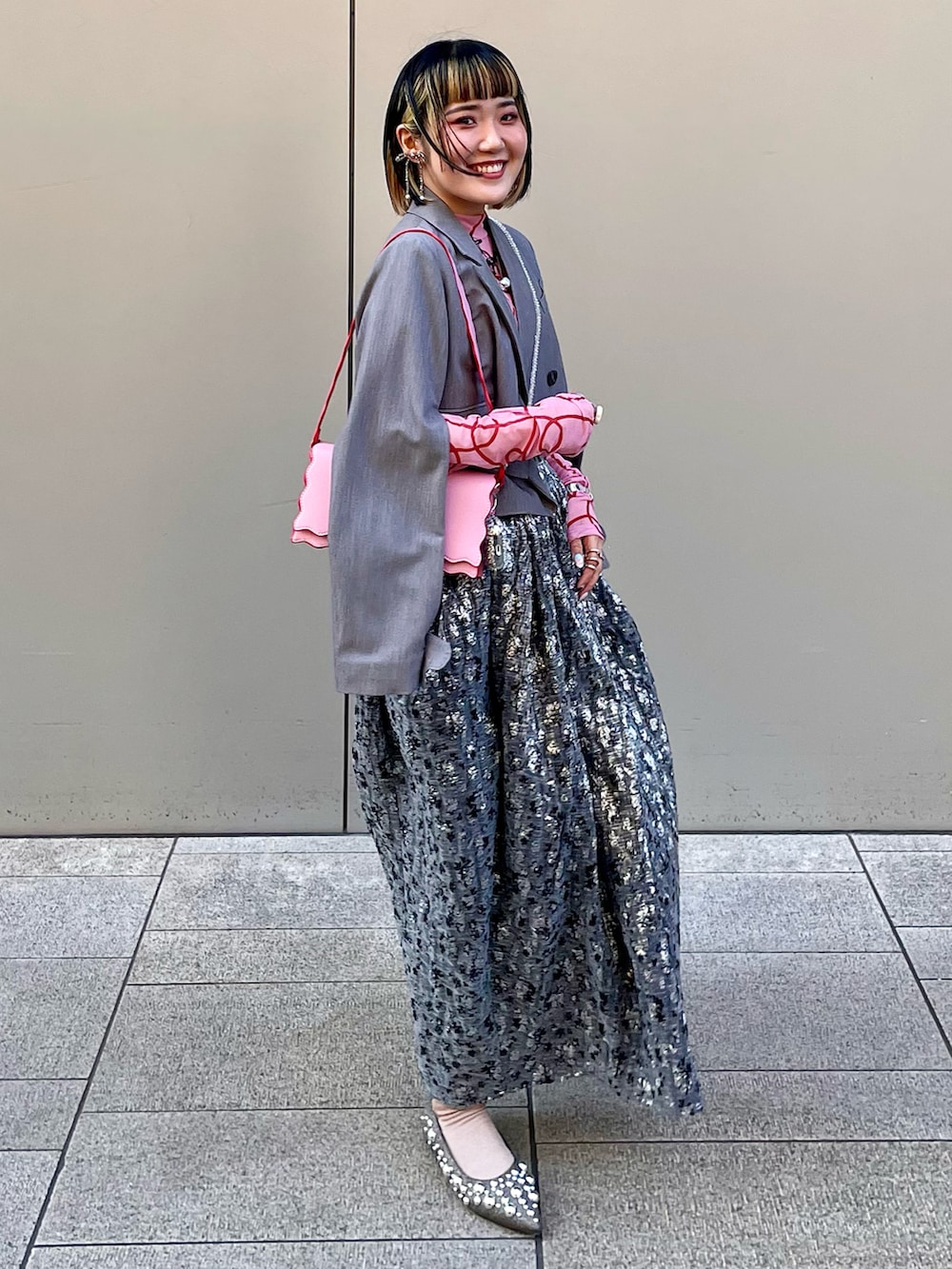 シルバー系のワンピース、その他のパンプス、ピンク系のトップスを着用したレディースの春コーディネートの2枚目の写真