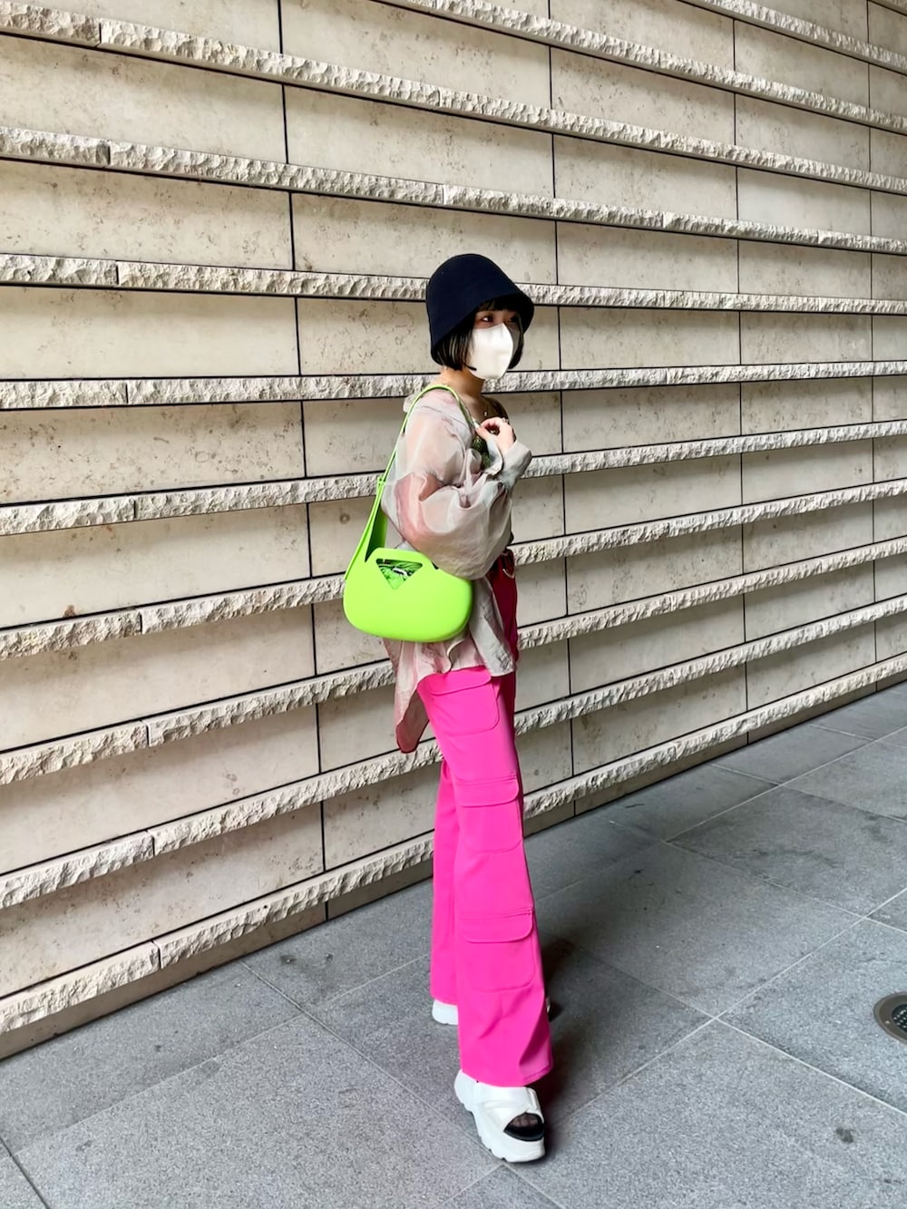 ホワイト系のサンダル、ピンク系のカーゴパンツ、グリーン系のキャミソールを着用したレディースの夏コーディネートの3枚目の写真