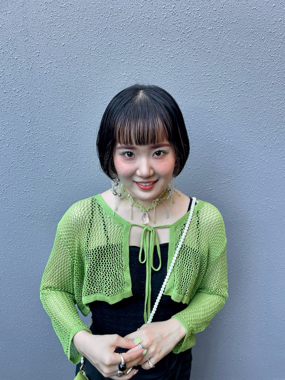 「大人カジュアル、シンプルコーデ、カラー×コーデ、メッシュトップス、スカート、マーメイドスカート、ビーズバッグ、モード、モードカジュアル、グリーン×ブラック、夏コーデ、秋先取りコーデ、初秋コーデ、低身長、低身長コーデ」｜「PUMAのW SUEDE MAYU SUMMER　383379（サンダル、ブラック系）」を使った、Wakanaさん（レディース・151cm）の秋コーディネートの5枚目の写真