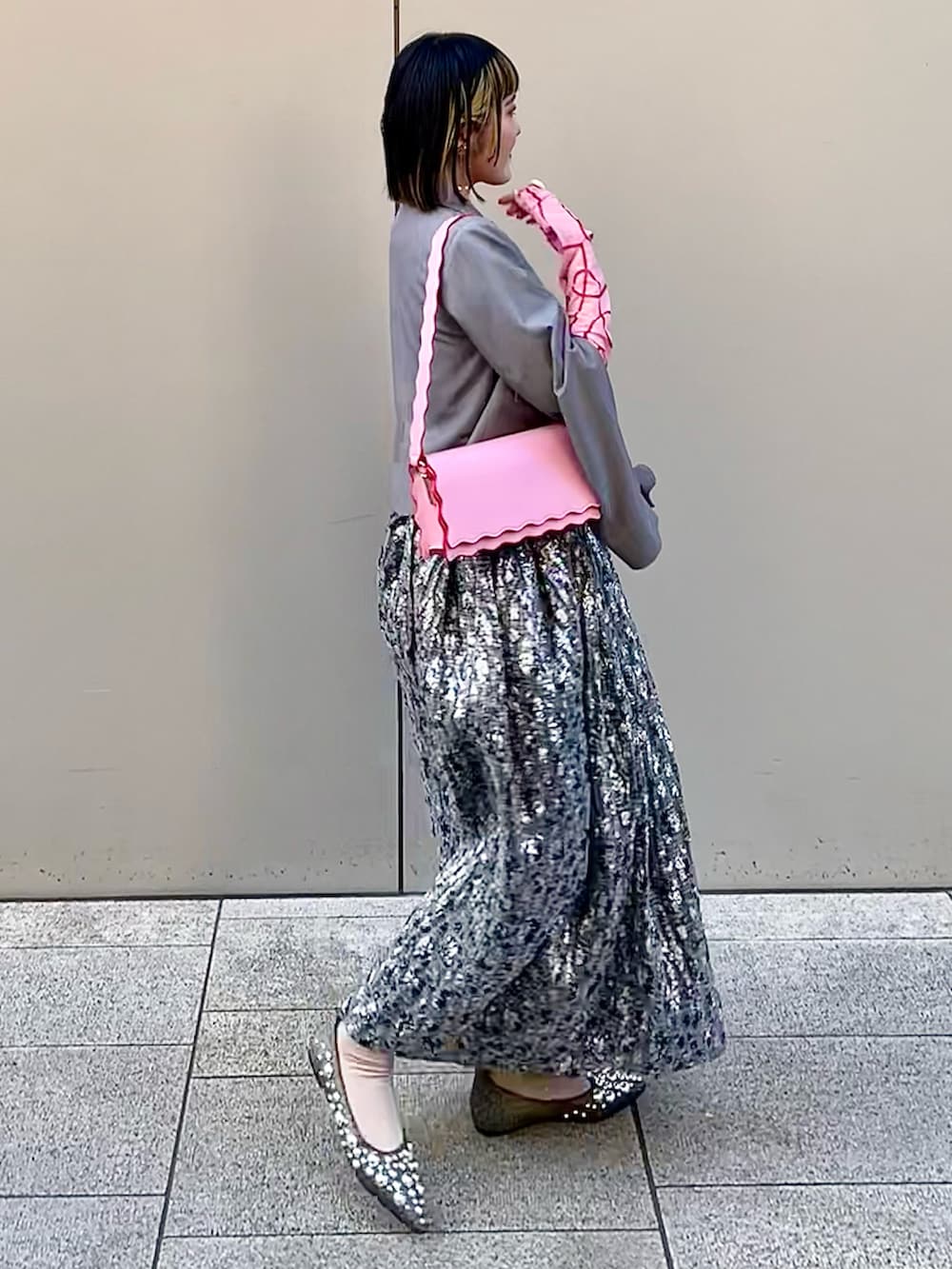 シルバー系のワンピース、その他のパンプス、ピンク系のトップスを着用したレディースの春コーディネートの4枚目の写真