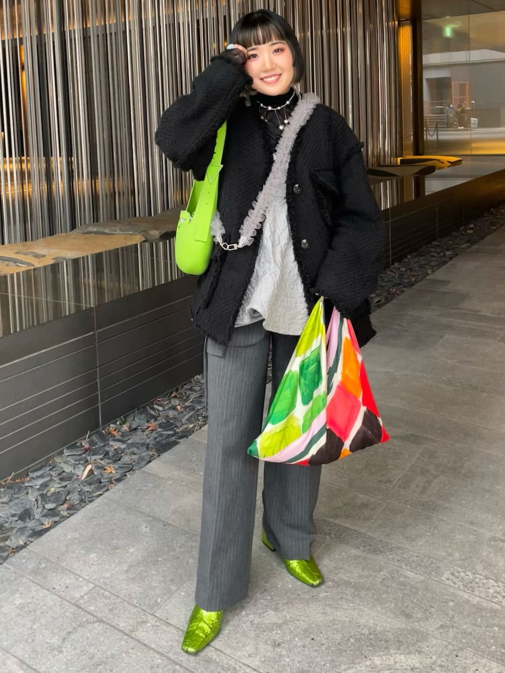 グレー系のその他パンツ、グリーン系のブーツ、グレー系のその他トップスを着用したレディースの冬コーディネートの5枚目の写真