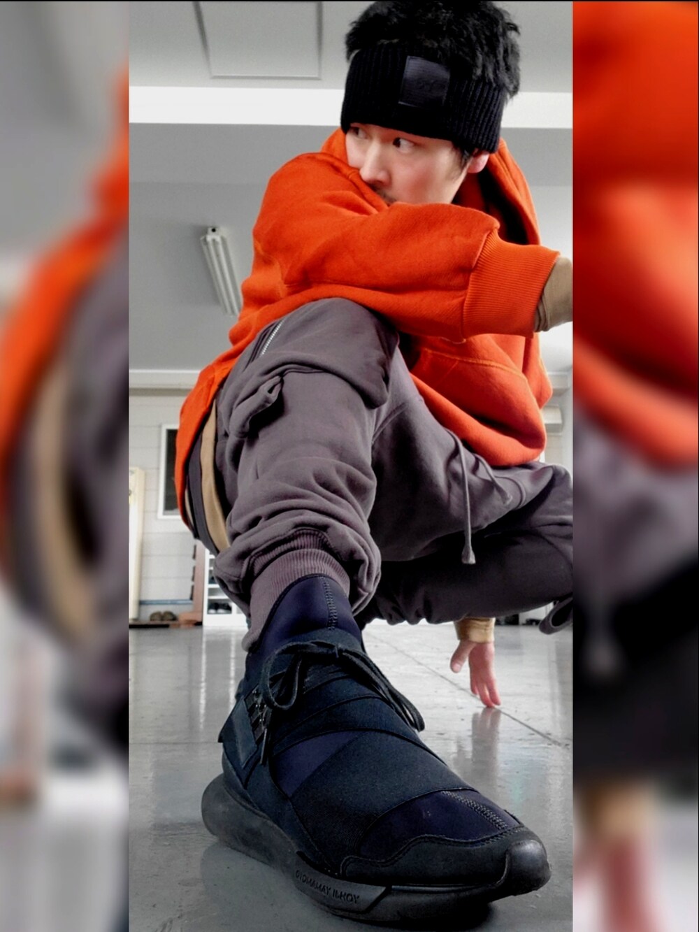 グレー系のその他パンツ、ブラック系のスニーカー、ベージュ系のTシャツ/カットソーを着用したメンズの冬コーディネートの5枚目の写真