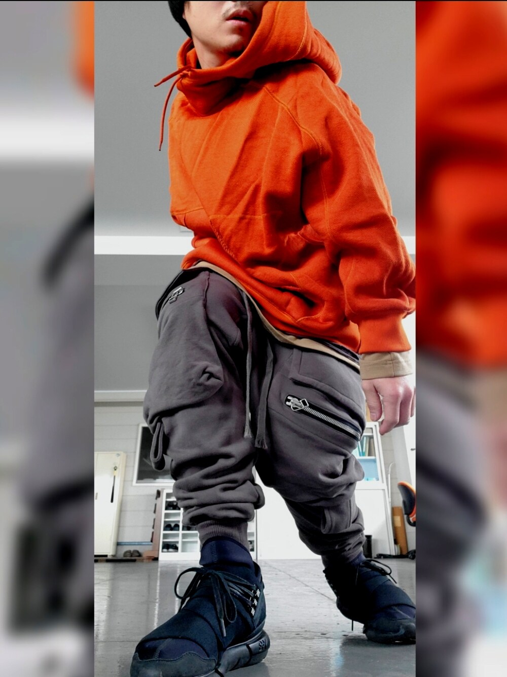 グレー系のその他パンツ、ブラック系のスニーカー、ベージュ系のTシャツ/カットソーを着用したメンズの冬コーディネートの3枚目の写真