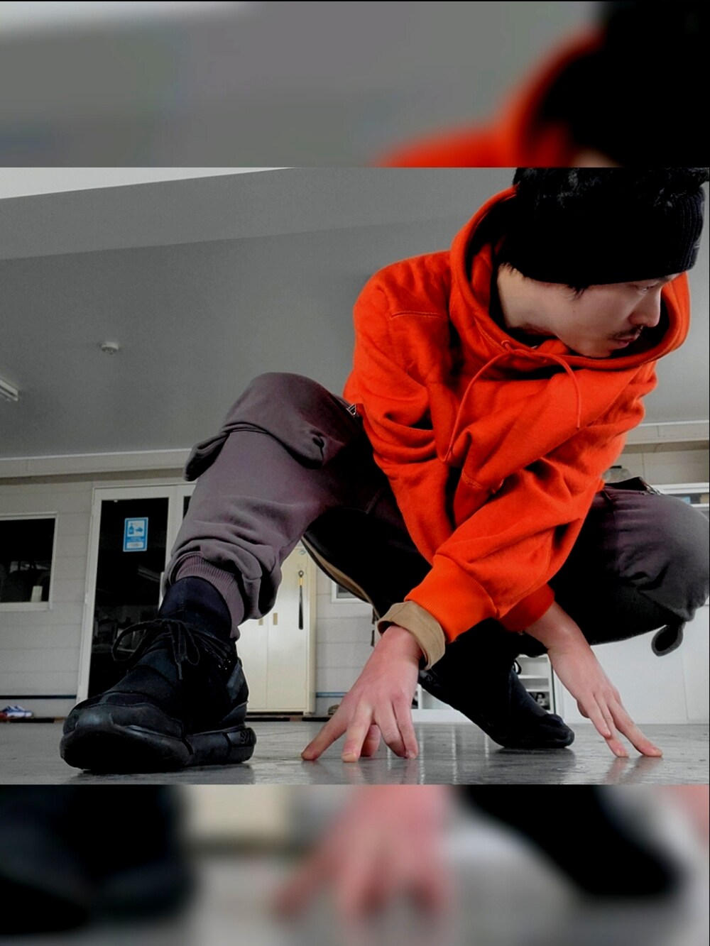 グレー系のその他パンツ、ブラック系のスニーカー、ベージュ系のTシャツ/カットソーを着用したメンズの冬コーディネートの4枚目の写真