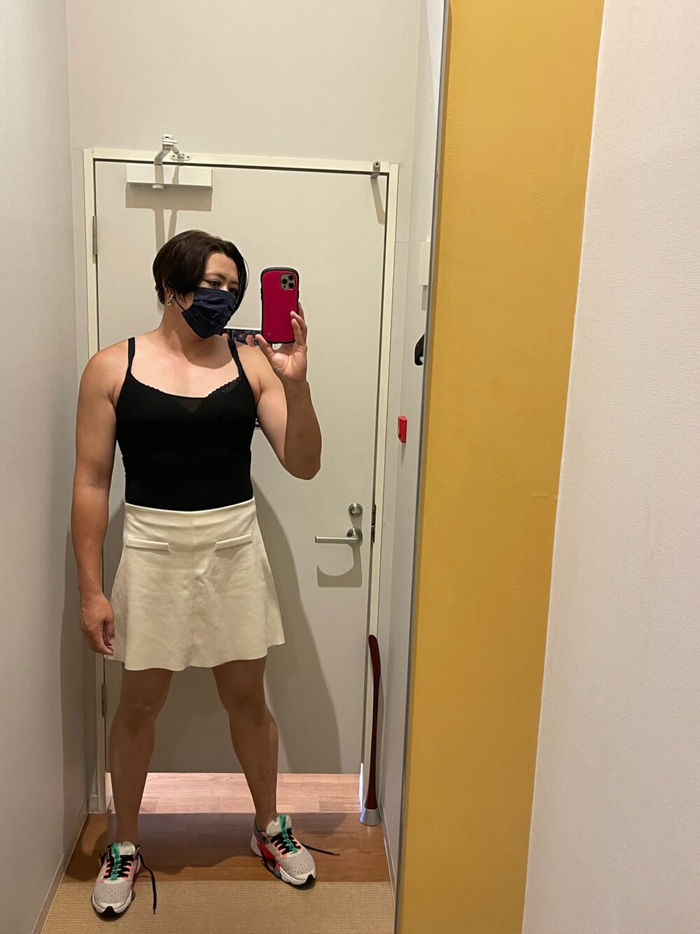 ベージュ系のスカートを着用したメンズの夏コーディネートの3枚目の写真