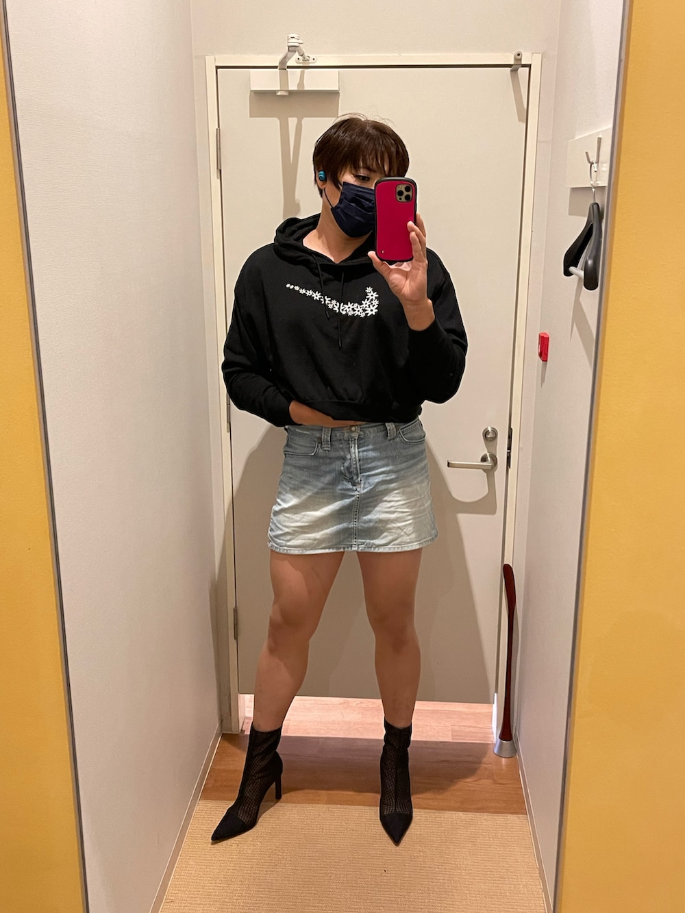 ブラック系のパーカーを着用したメンズの夏コーディネートの3枚目の写真