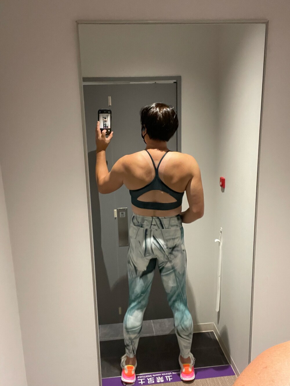 グリーン系のレギンス/スパッツを着用したメンズの秋コーディネートの3枚目の写真