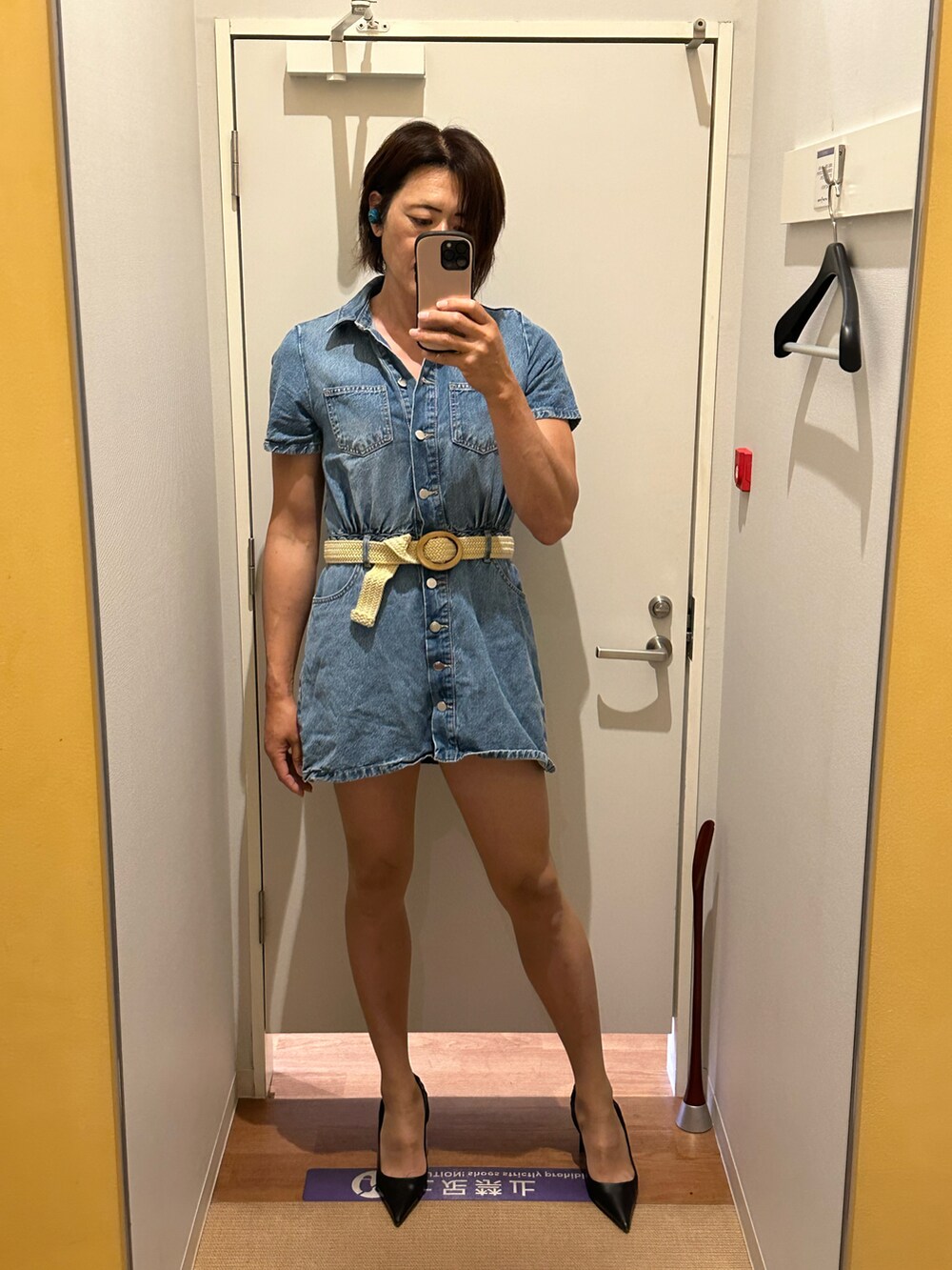 ブラック系のパンプス、ブルー系のワンピースを着用したメンズの夏コーディネートの2枚目の写真