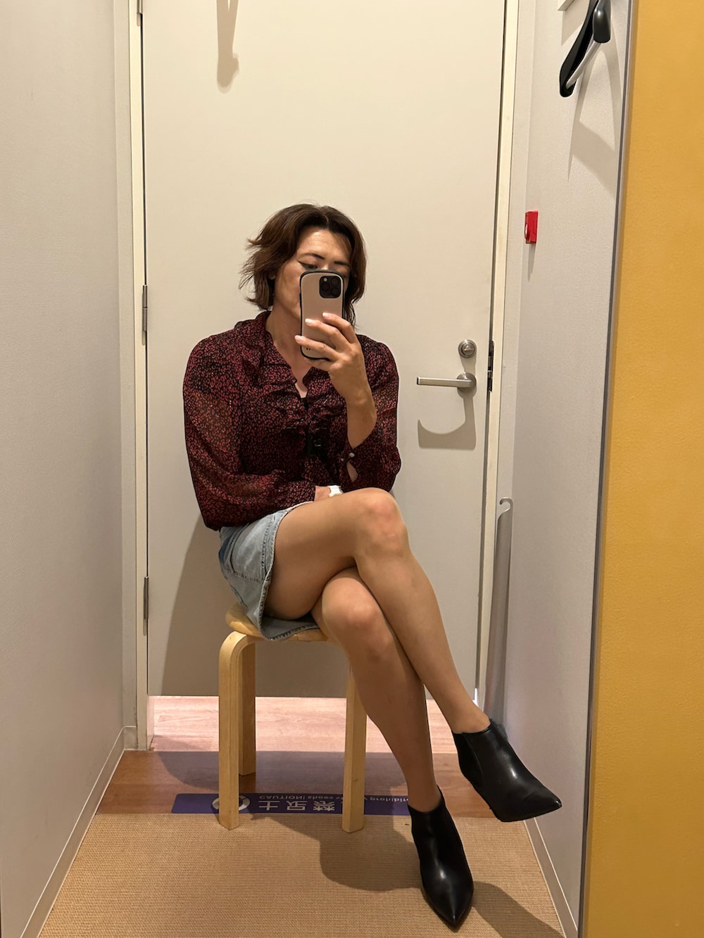 ブルー系のスカートを着用したメンズの秋コーディネートの2枚目の写真