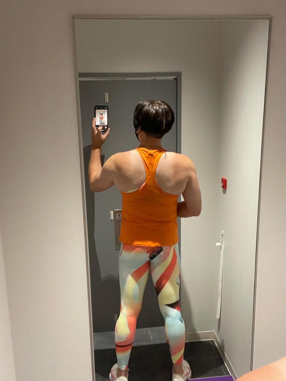 パープル系のレギンス/スパッツを着用したメンズの夏コーディネートの4枚目の写真