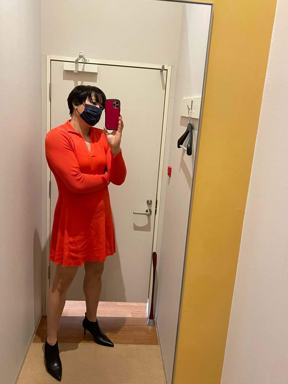 オレンジ系のワンピース/ドレスを着用したメンズの秋コーディネートの3枚目の写真