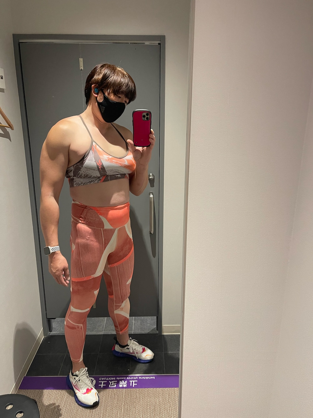 ブラック系のタンクトップ、オレンジ系のレギンス/スパッツを着用したメンズの冬コーディネートの3枚目の写真