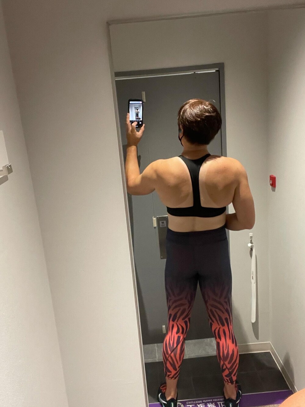 ブラック系のタンクトップを着用したメンズの夏コーディネートの4枚目の写真