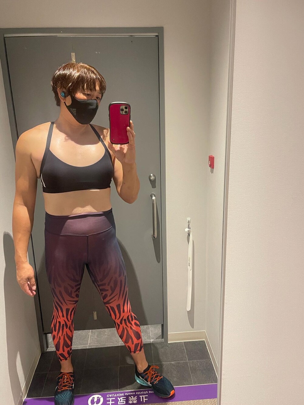 ブラック系のタンクトップを着用したメンズの夏コーディネートの3枚目の写真