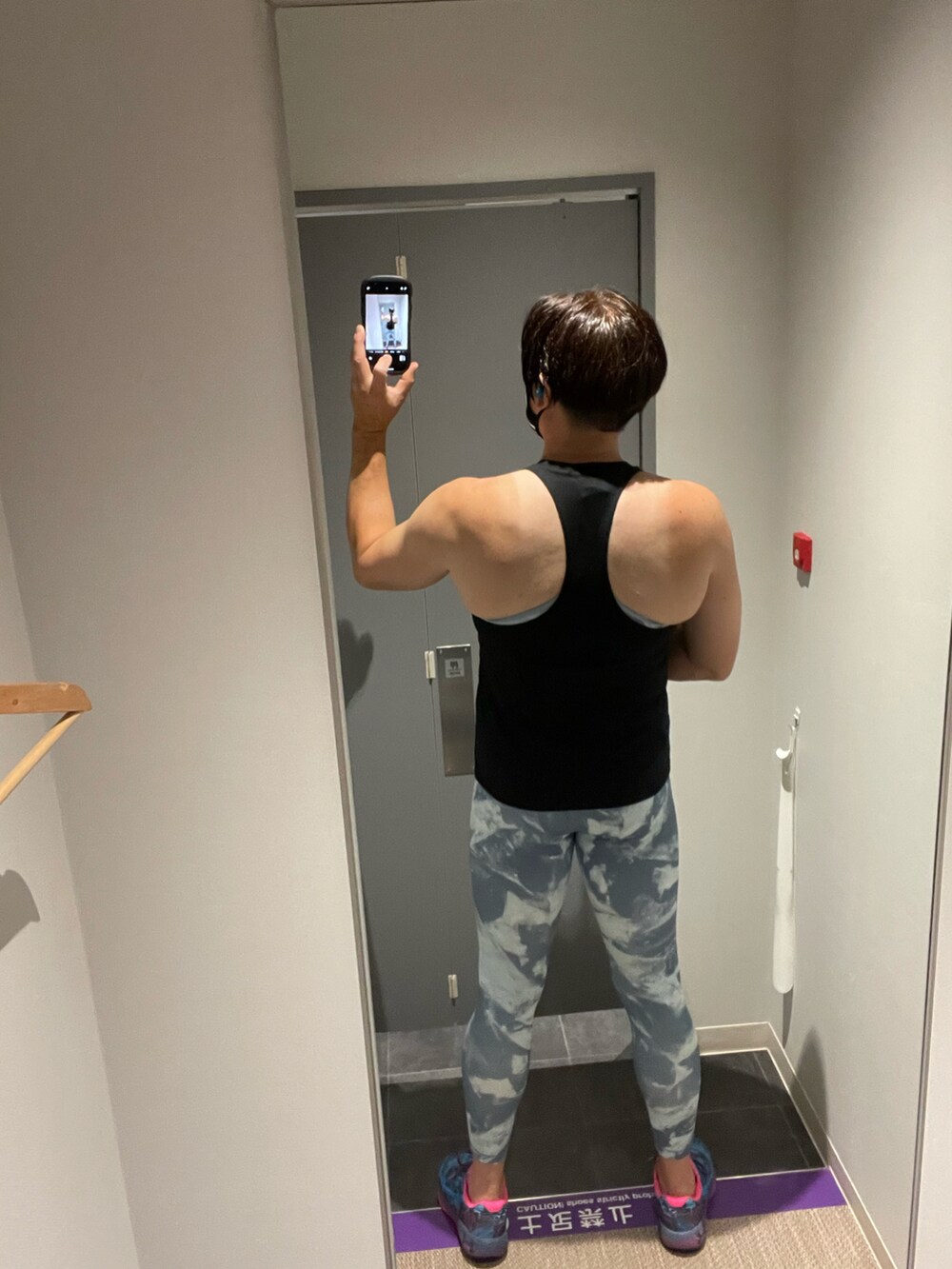 ブラック系のタンクトップを着用したメンズの夏コーディネートの2枚目の写真