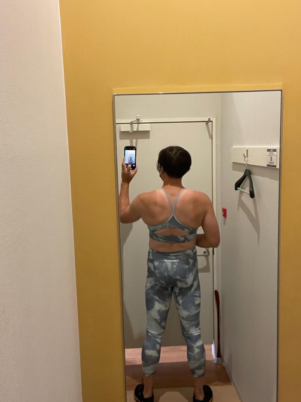 ブルー系のタンクトップを着用したメンズの夏コーディネートの4枚目の写真