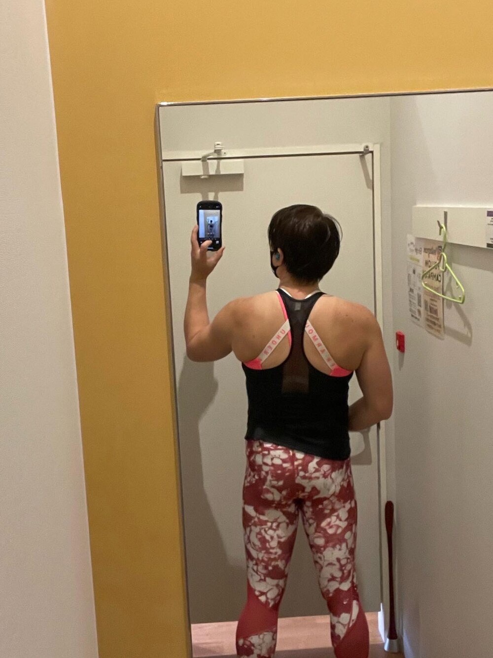 ブラック系のタンクトップ、ピンク系のレギンス/スパッツを着用したメンズの冬コーディネートの4枚目の写真