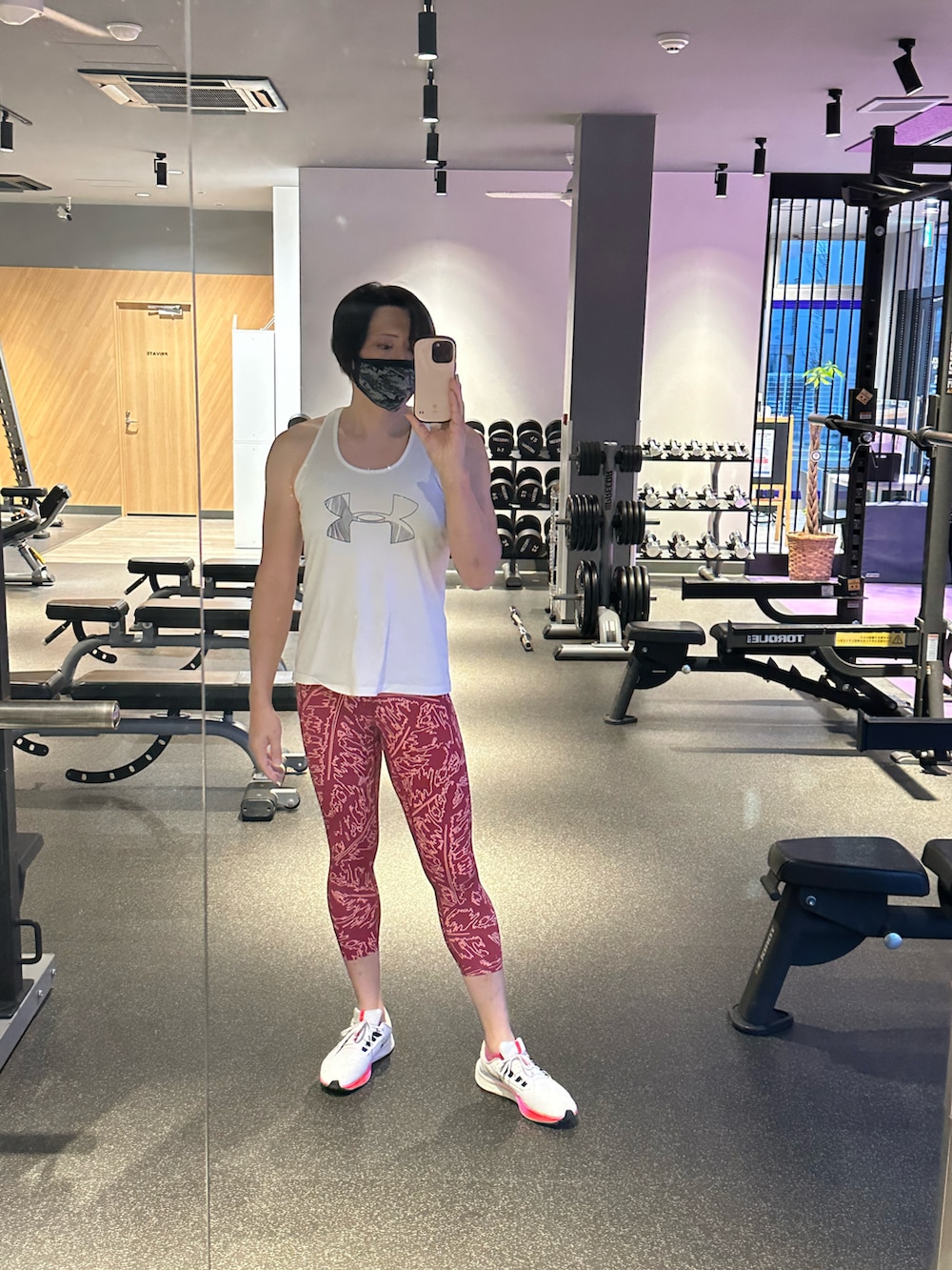 レッド系のレギンス/スパッツを着用したメンズの冬コーディネートの2枚目の写真