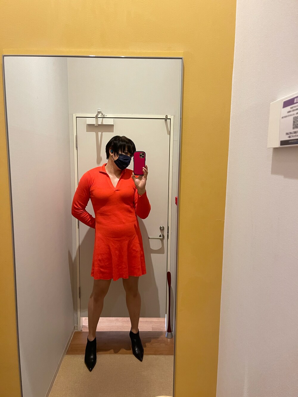 オレンジ系のワンピース/ドレスを着用したメンズの秋コーディネートの2枚目の写真