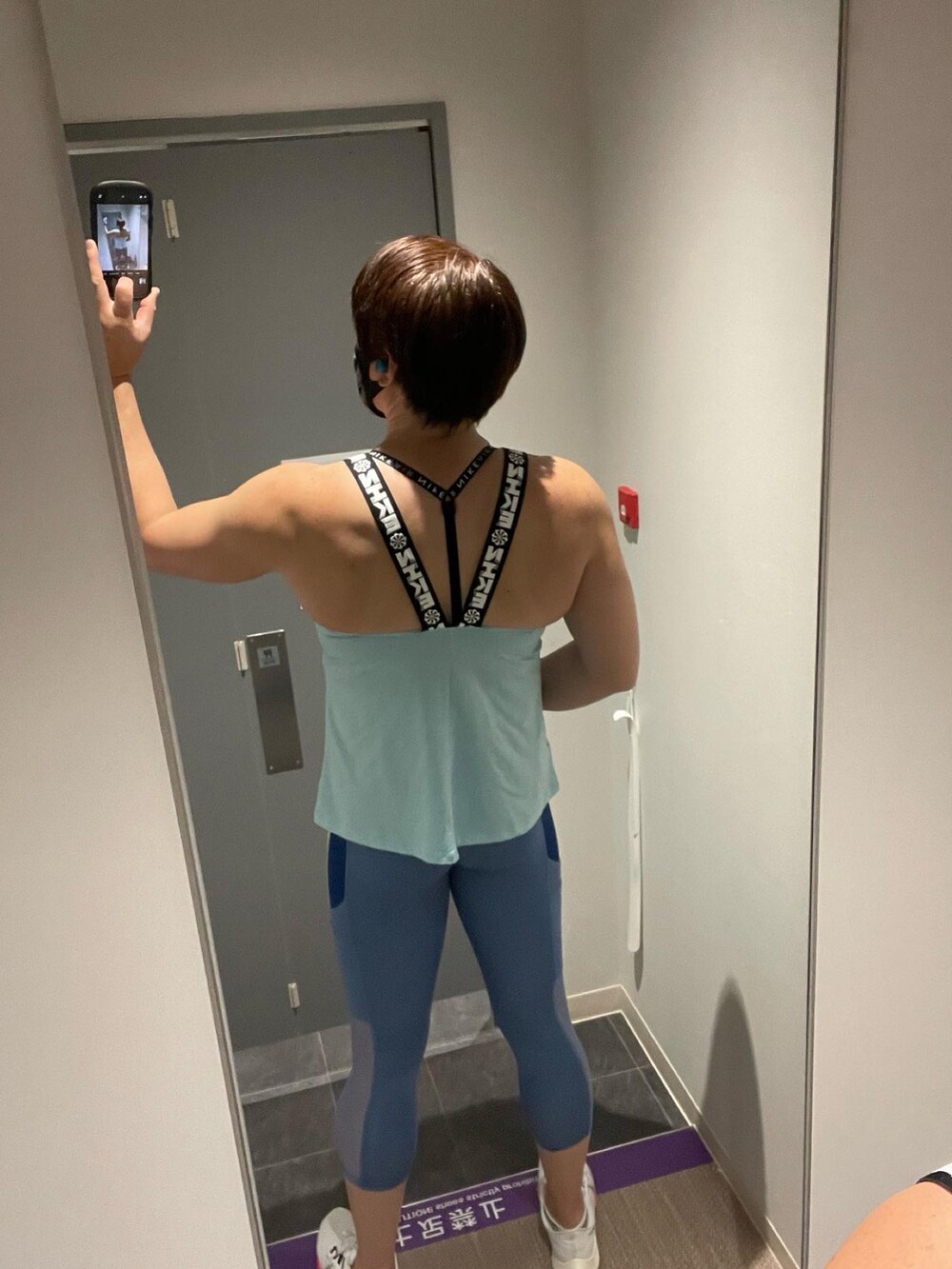 ブルー系のタンクトップを着用したメンズの冬コーディネートの2枚目の写真