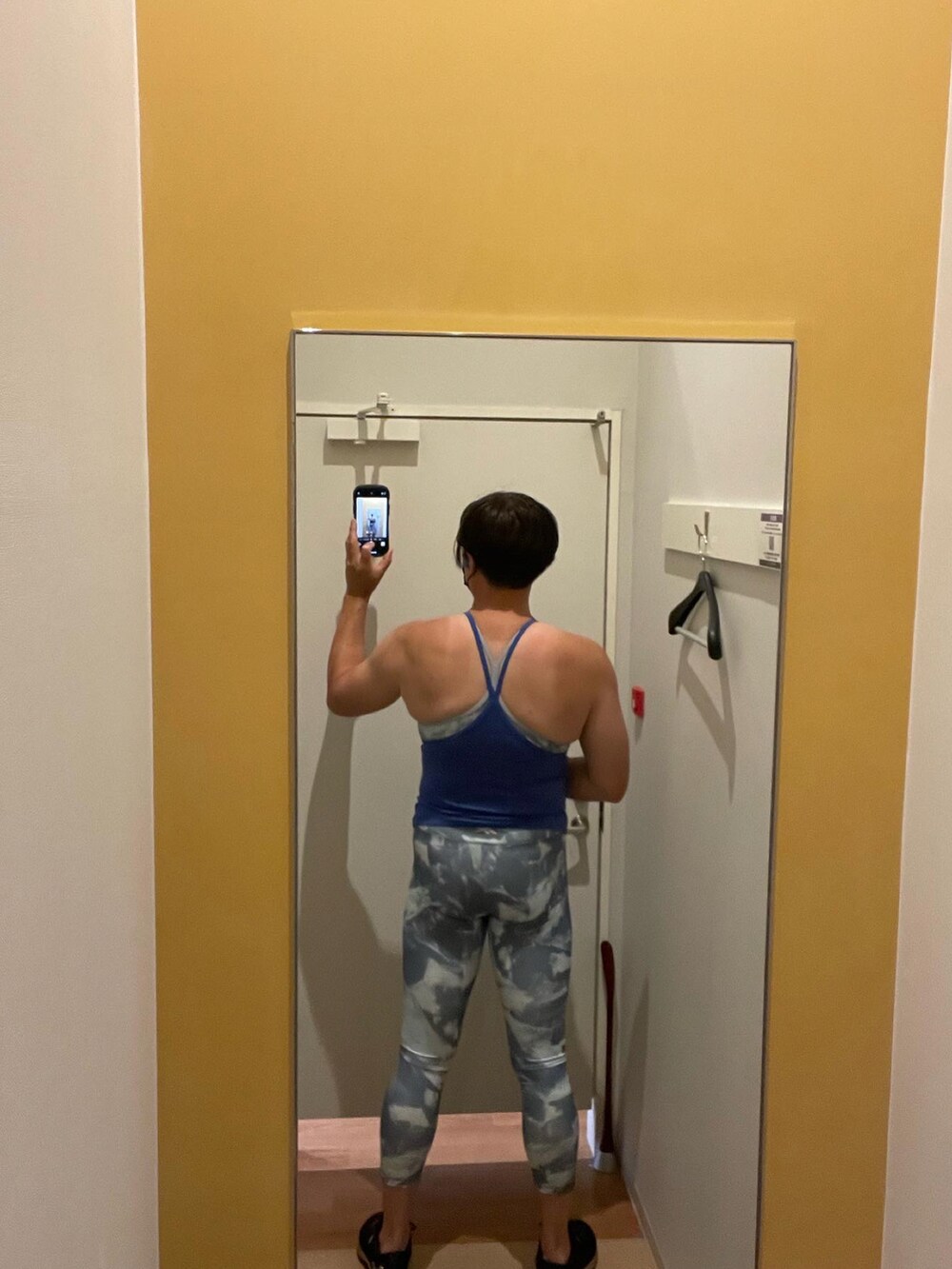 ブルー系のタンクトップを着用したメンズの夏コーディネートの2枚目の写真