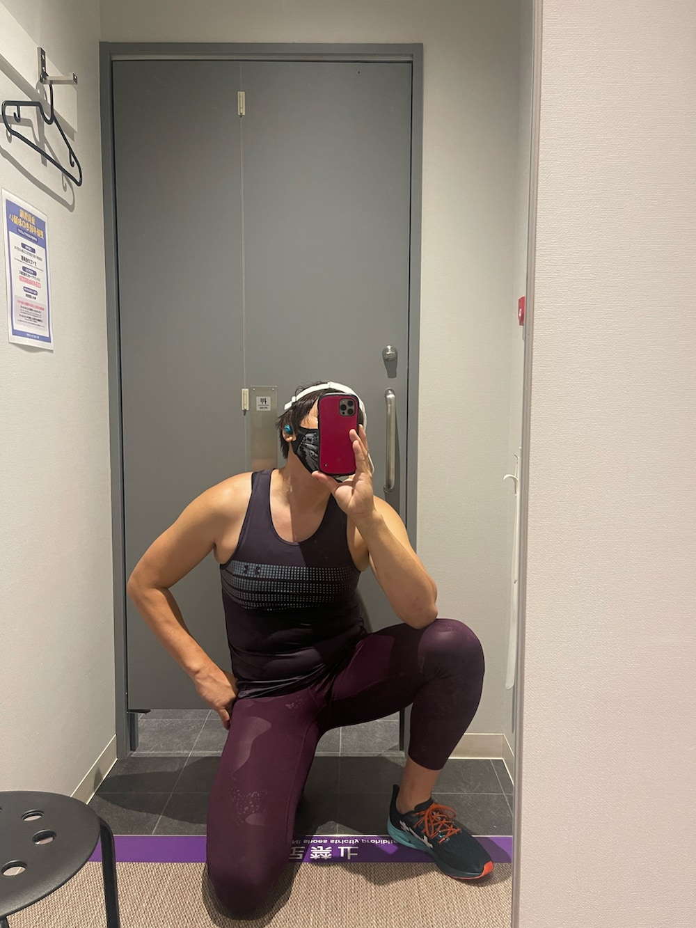 パープル系のタンクトップを着用したメンズの秋コーディネートの2枚目の写真