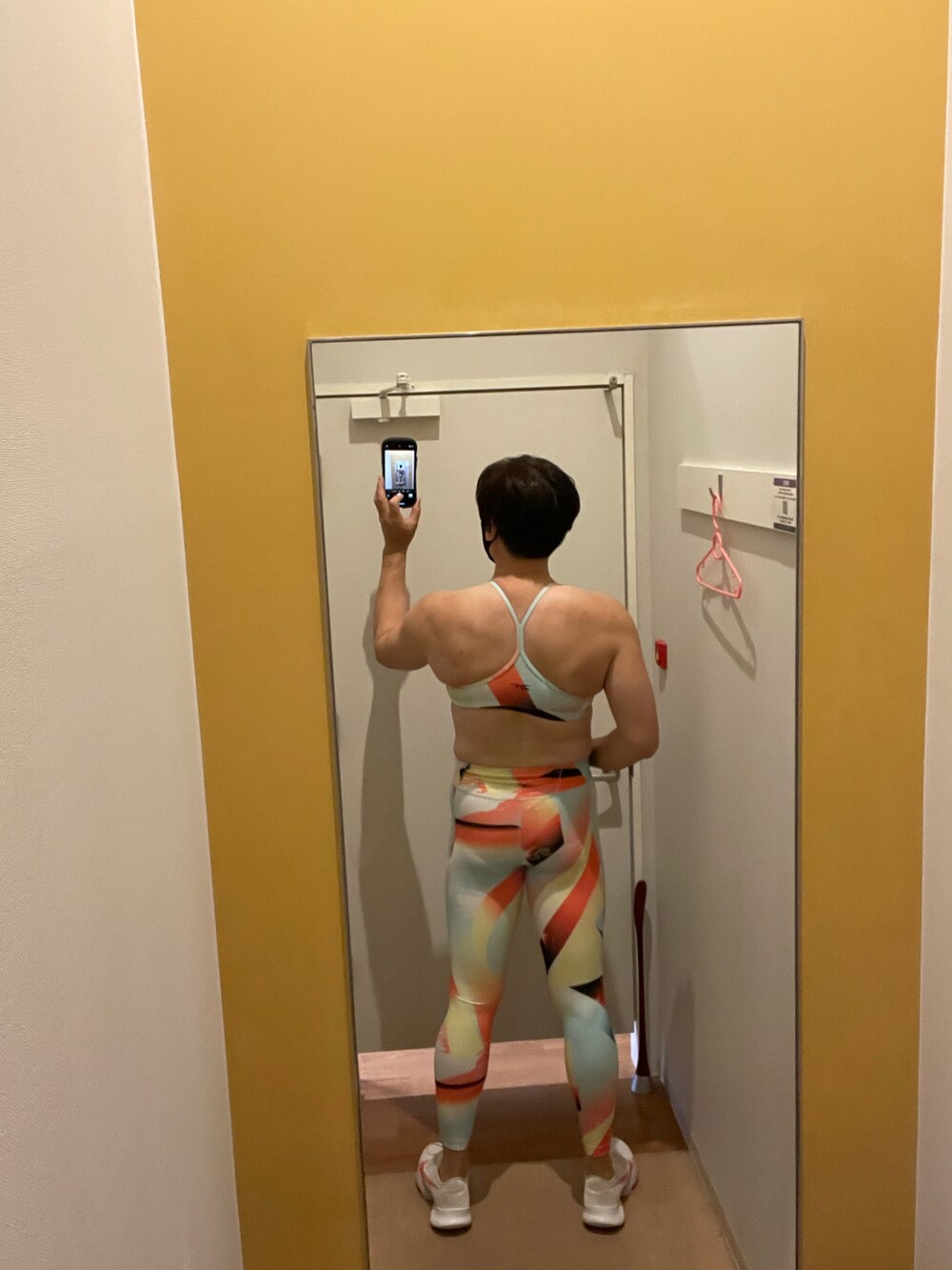 オレンジ系のレギンス/スパッツを着用したメンズの春コーディネートの4枚目の写真