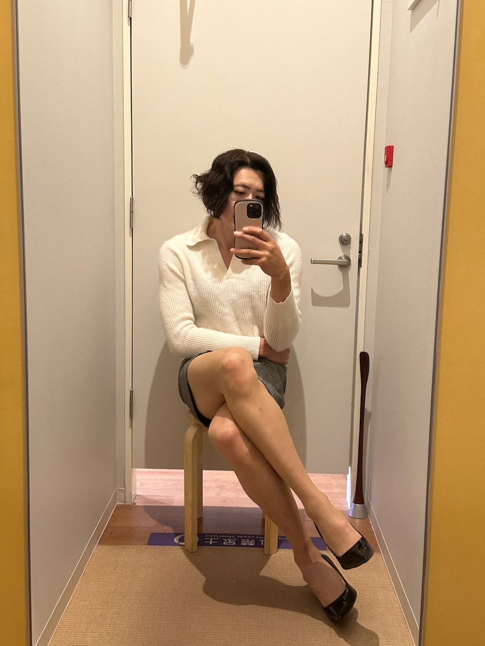 グレー系のスカートを着用したメンズの冬コーディネートの2枚目の写真