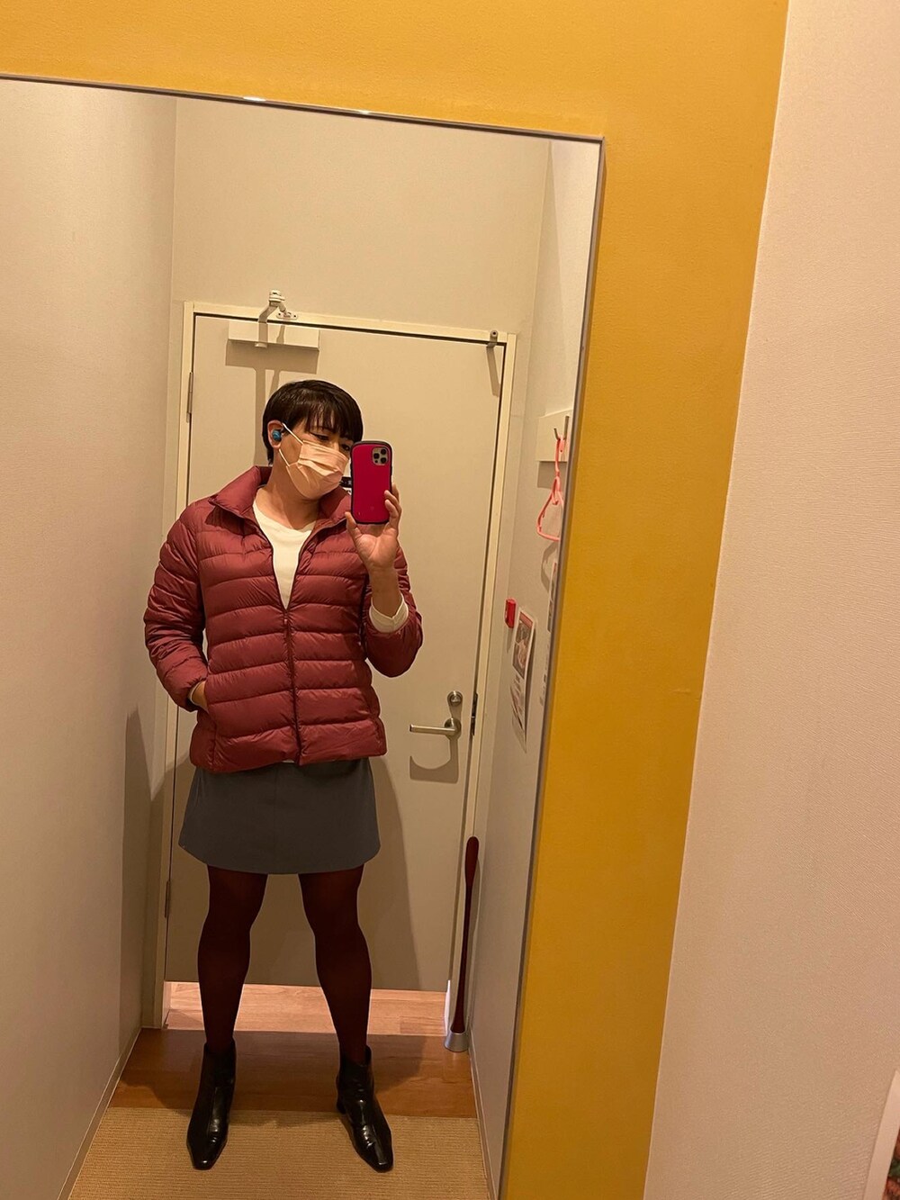 レッド系のダウンジャケット/コート、ブラック系のブーツを着用したメンズの秋コーディネートの2枚目の写真