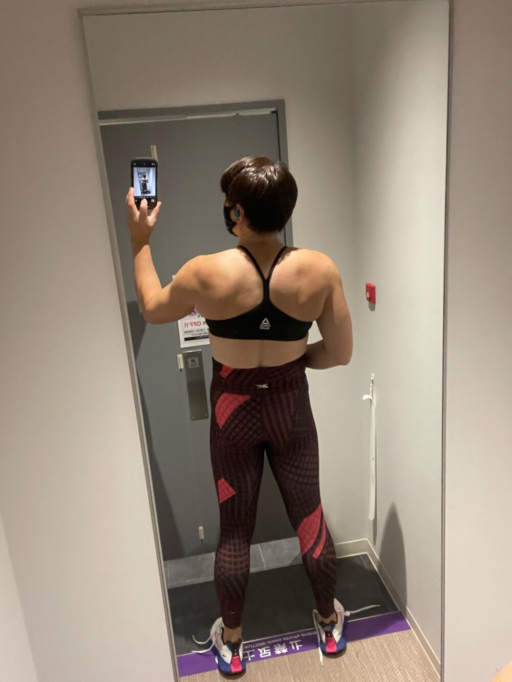 ブラック系のタンクトップを着用したメンズの秋コーディネートの4枚目の写真