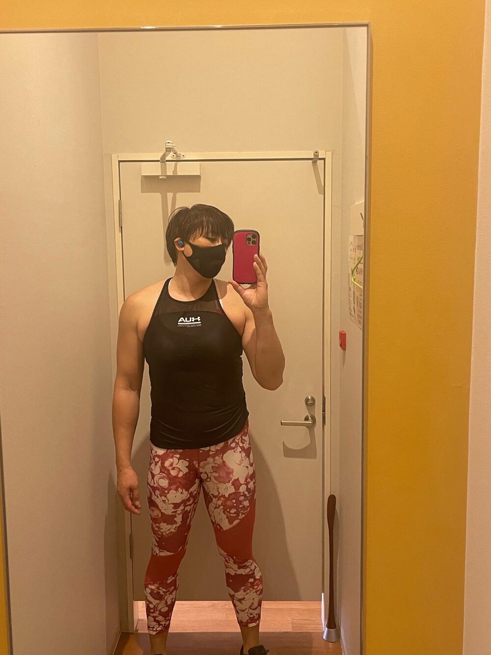 ブラック系のタンクトップ、ピンク系のレギンス/スパッツを着用したメンズの冬コーディネートの3枚目の写真